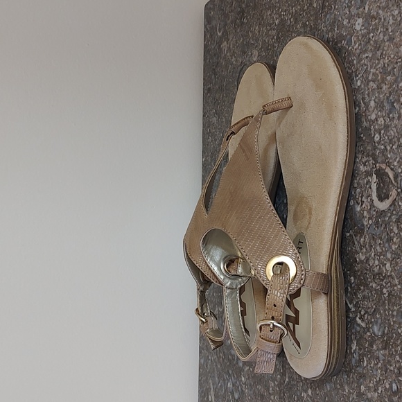 NWOT Anne Klein flat thong sandals in tan size 6 - Picture 2 of 8